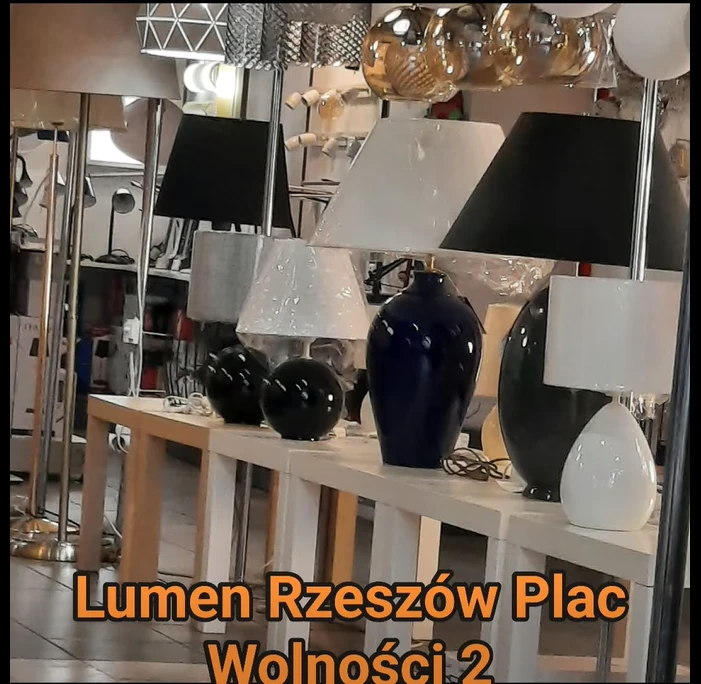 Ekspozycja lamp stołowych i podłogowych w salonie Lumen, Pl. Wolności 2