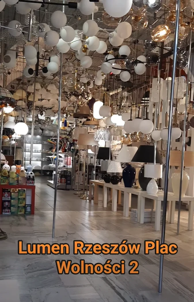 Sufit salonu Lumen pełen lamp wiszących i żyrandoli
